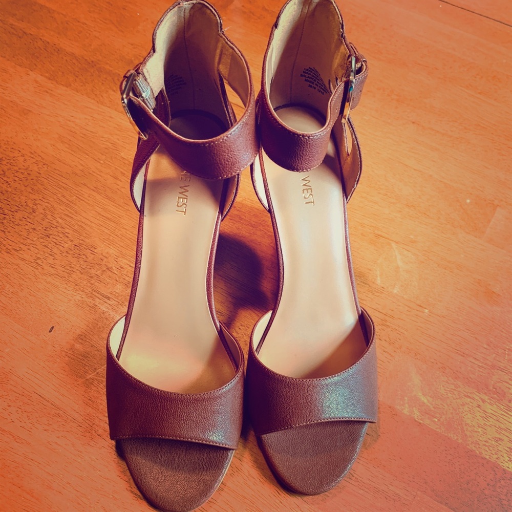 Nine West Sandal w/ankle strap.